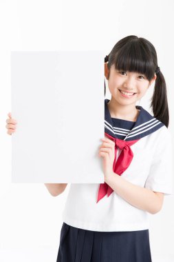 Okul üniformalı güzel bir öğrencinin portresi. Elinde beyaz bir tahta var.