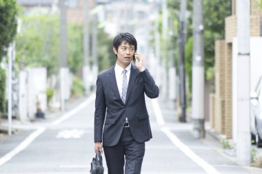 Smartphone kullanarak Asya işadamı portresi