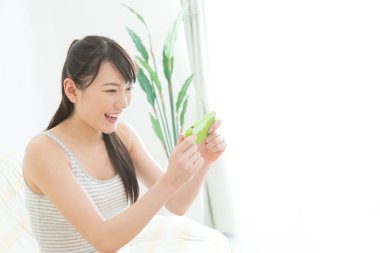 Kadın cep telefonuyla selfie çekiyor.