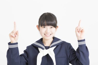 Asyalı kız işaret ediyor