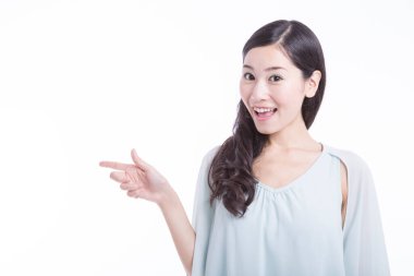 Güzel Asyalı kadının işaret ettiği stüdyo portresi