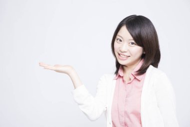 Beyaz arka planda elini gösteren bir kadın. 