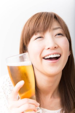 Bir bardak biralı güzel Japon kadın.