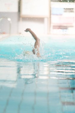 Havuzda genç erkek yüzücü