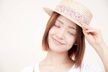 Şapkalı güzel bir kadının stüdyo portresi. 