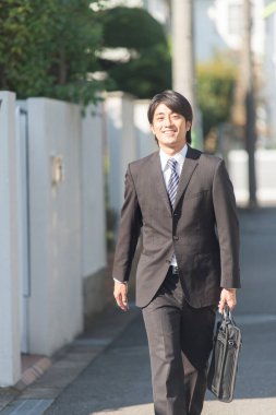 Sokakta çantalı bir işadamı.