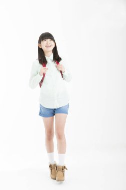 Sırt çantalı genç Asyalı kız beyaz arka planda izole edilmiş. 