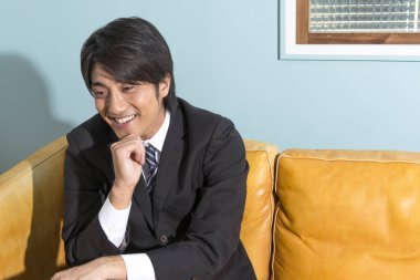 Asyalı işadamı ofiste dinleniyor