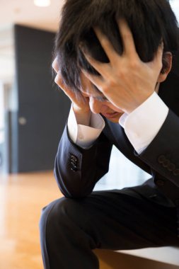 Ofiste depresyondaki iş adamı