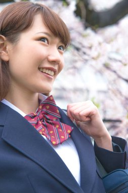 Üniformalı genç Asyalı kadın öğrencinin portresini yakından çek.