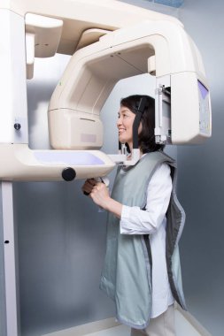3d jaws x-ray yapan Asyalı kadını kapat