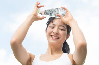 Parkta alnında su olan genç bir kadının portresi