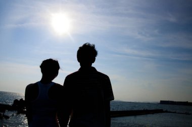 Genç çift sahilde silüeti 