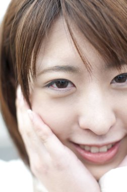 Kameraya gülümseyen kadın