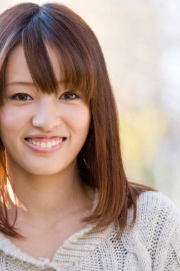 Güzel saçları olan Asyalı kadın, açık havada.