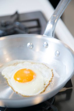 tavada kızarmış yumurta ile 