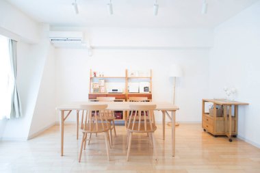 Modern mutfağın aydınlık dairesi.