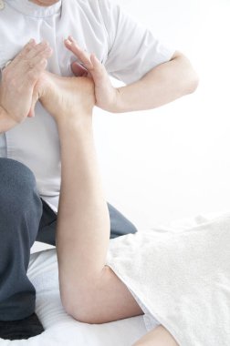 spa merkezinde masaj olan adam 