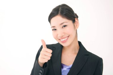 Beyaz arka planda parmak gösteren iş kadını