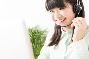 İnternette çalışan kulaklıklı tatlı Japon kız.