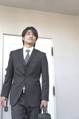 Ofiste takım elbiseli Asyalı bir işadamı 