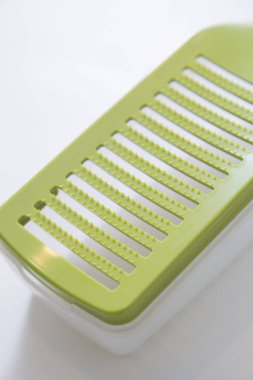 Beyaz arkaplanda kabı olan yeşil ızgara