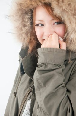 Kış başlığı takan genç bir kadın