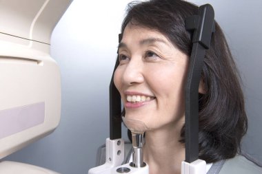 3d jaws x-ray yapan Asyalı kadını kapat