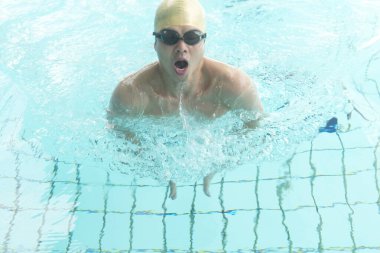 Yüzme havuzundaki Asyalı adam. 