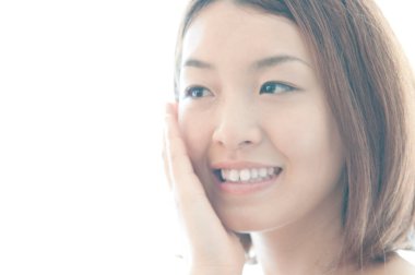 Beyaz arka planda güzel bir Japon kadının portresi.