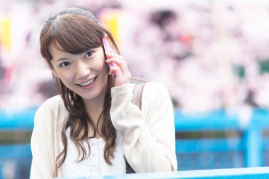 Cep telefonu kullanan Asyalı kadın. 