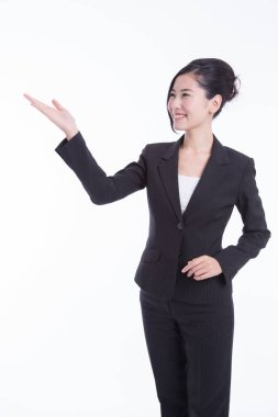 Genç Asyalı iş kadınının stüdyo fotoğrafı. 