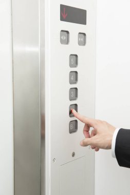 Erkek el asansör düğmesine basıyor