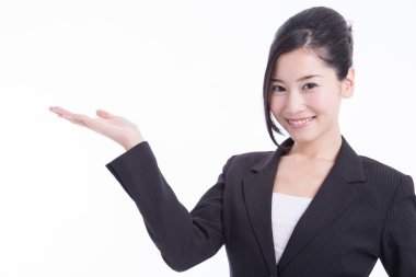 Genç Asyalı iş kadınının stüdyo fotoğrafı. 