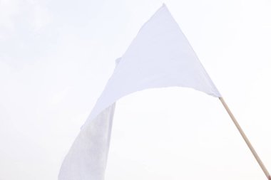 Mavi gökyüzü arka planında beyaz bayrak