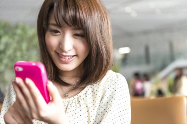 Havaalanında cep telefonu kullanan kadın 