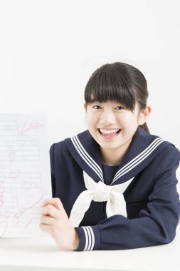 Test sonuçlarıyla güzel Japon öğrencinin portresi.