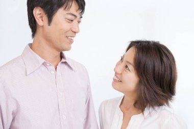 Asya çift birbirine bakarak