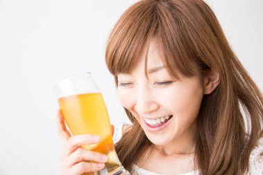 Bir bardak biralı güzel Japon kadın.