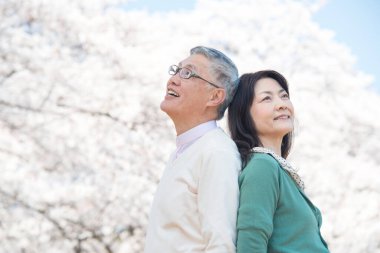 Parkta üst düzey Japon çift