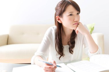 Asyalı kadın evde eğitim 