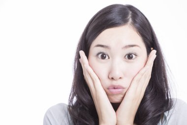 Beyaz tenli güzel Asyalı kadının portresi.