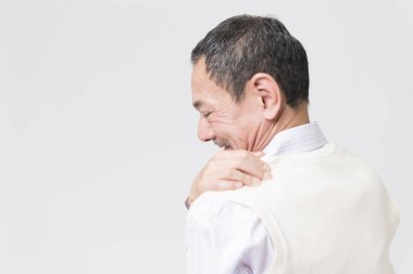 Beyaz arka planda acıdan muzdarip olgun Asyalı adamın portresi.