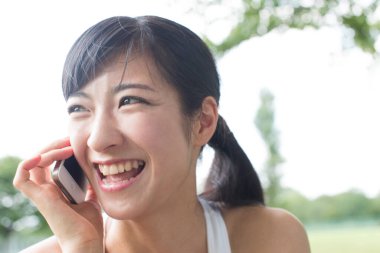 parkta cep telefonu kullanan kadın