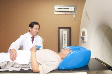 MRI taramasından geçen hasta doktor destekli. Hastane ve sağlık konsepti.