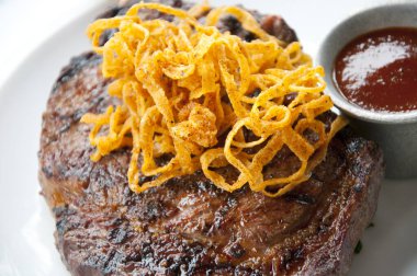 Domuz eti ve sebzeli tabak. 