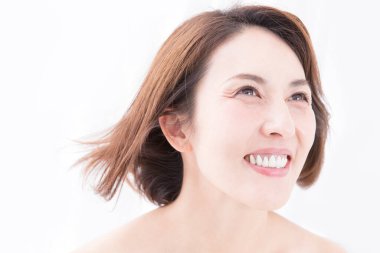 Beyaz arka planda gülümseyen kadın