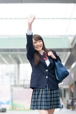 Üniformalı genç Asyalı kadın öğrencinin portresini yakından çek.