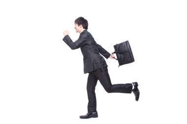 Evrak çantalı genç adam arka planda çalışıyor. 