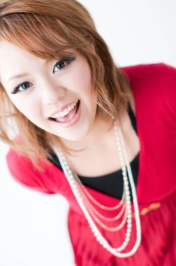 gülümseyen genç Asyalı kadın